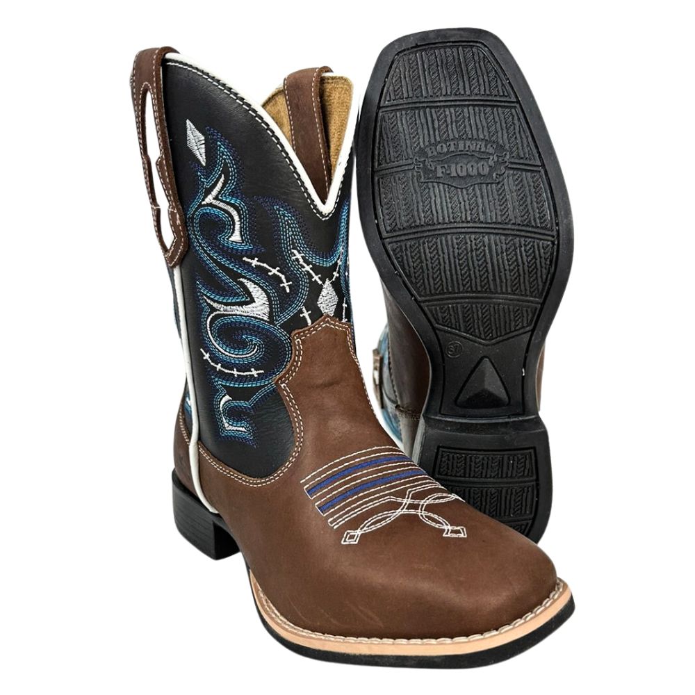 Bota Texana Masculina Caminhos da Roça Bico Quadrado Couro Chocolate/Preto Com Bordado Azul e Branco Ref.KA101-1