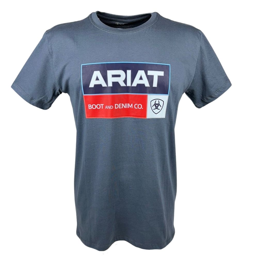 Camiseta Masculina Ariat Cinza Escuro Manga Curta Com Logo Azul/Branco/Vermelho Boot And Denim