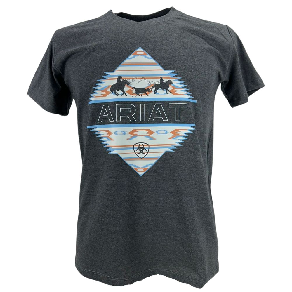 Camiseta Masculina Ariat Manga Curta Chumbo Escuro Com Logo Estampado Branco E Azul Claro E Cowboy Laçando