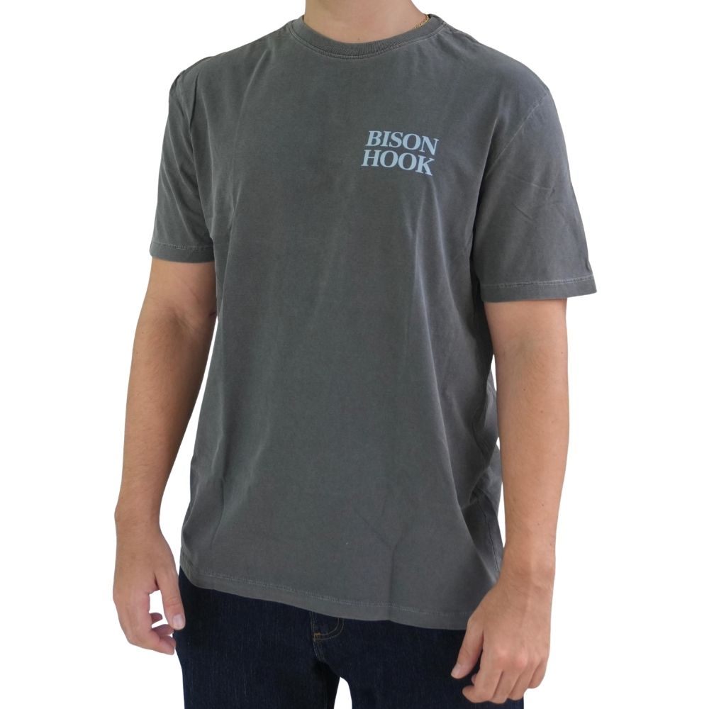 Camiseta Masculina Bison Hook Alligator Manga Curta Grafite Logo Estampado Cinza e Preto Frente Costas