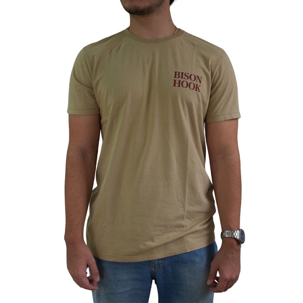 Camiseta Masculina Bison Hook Manga Curta Caqui Logo Estampado Vermelho Frente E Costas