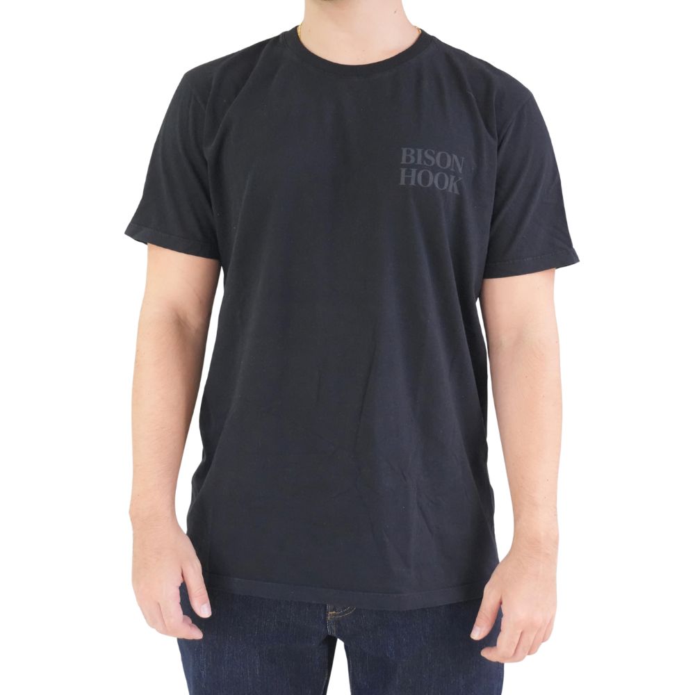 Camiseta Masculina Bison Hook Manga Curta Preto Logo Estampado Grafite Frente Costas