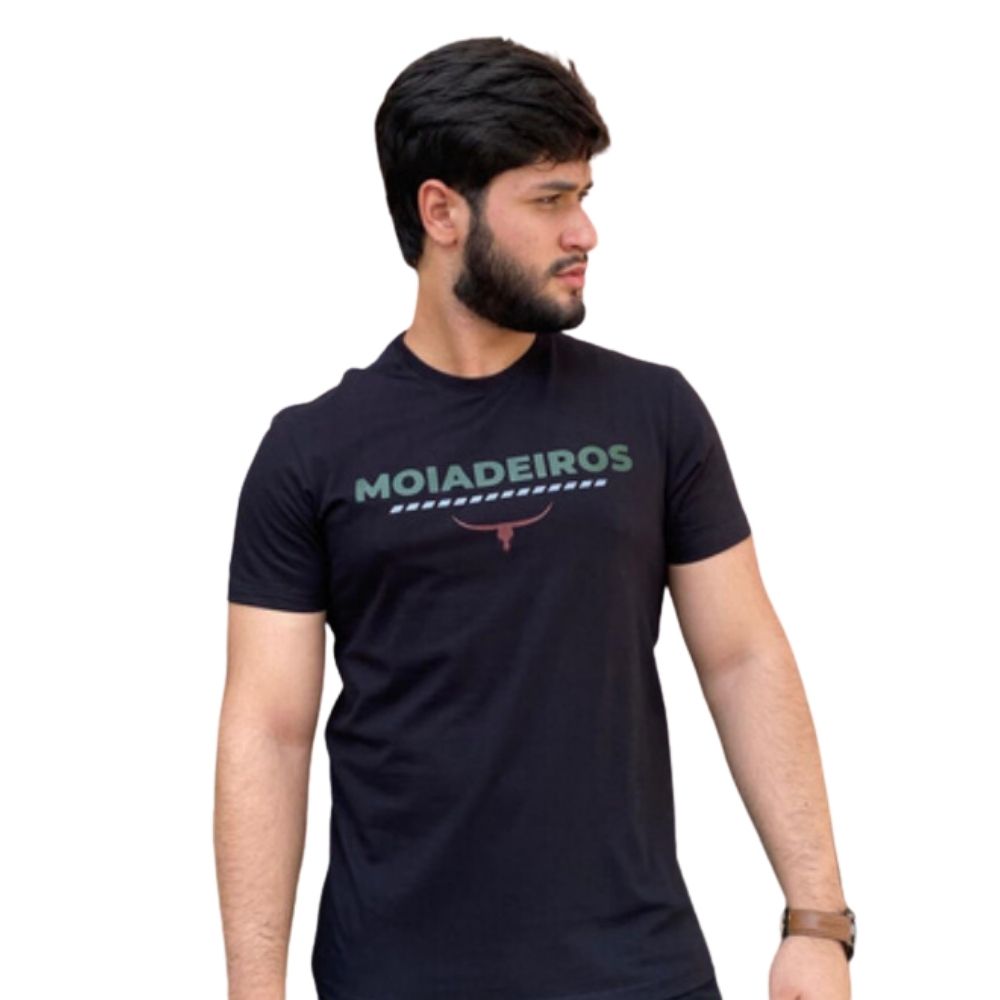 Camiseta Masculina Os Moiadeiros Preta Manga Curta Com Letreiro Verde Longhorn Vermelho Ref.MC672