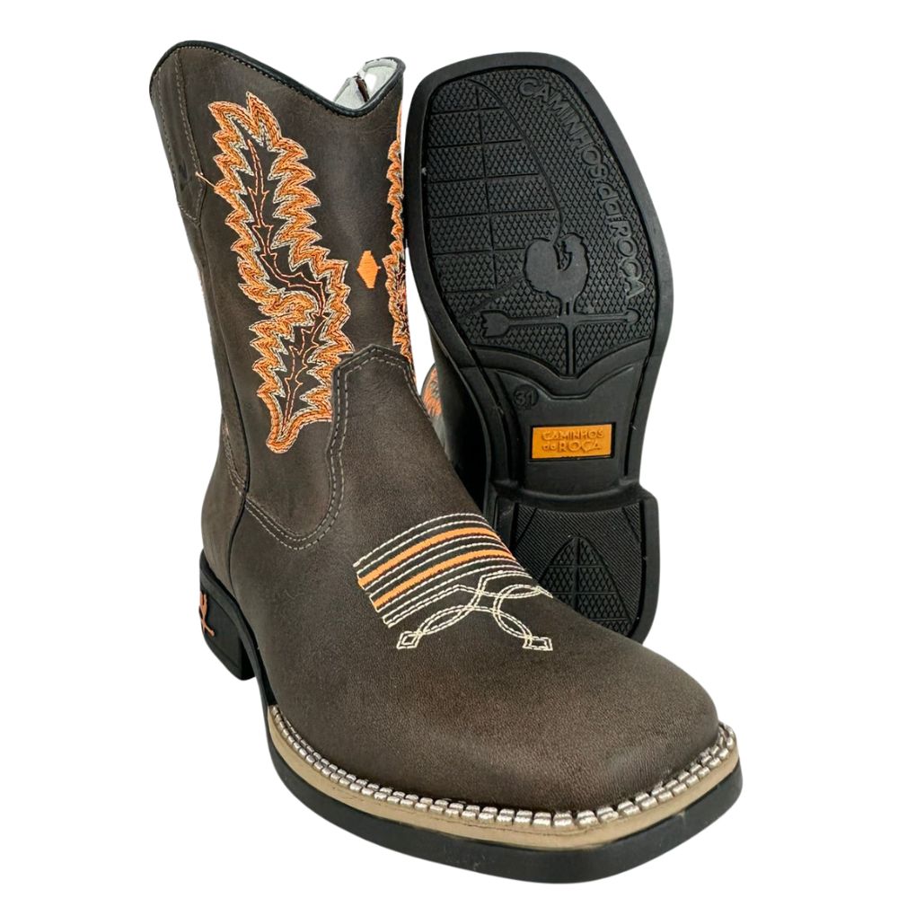 Bota Texana Juvenil Caminhos Da Roça Bico Quadrado Com Zíper Couro Fóssil Café Bordado Laranja E Cru Ref: KJ109-1