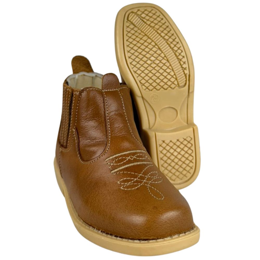 Botina Infantil Ki-Fofo Couro Caramelo Com Bordado Florão Bege E Solado Claro Com Bico Quadrado Ref:4122