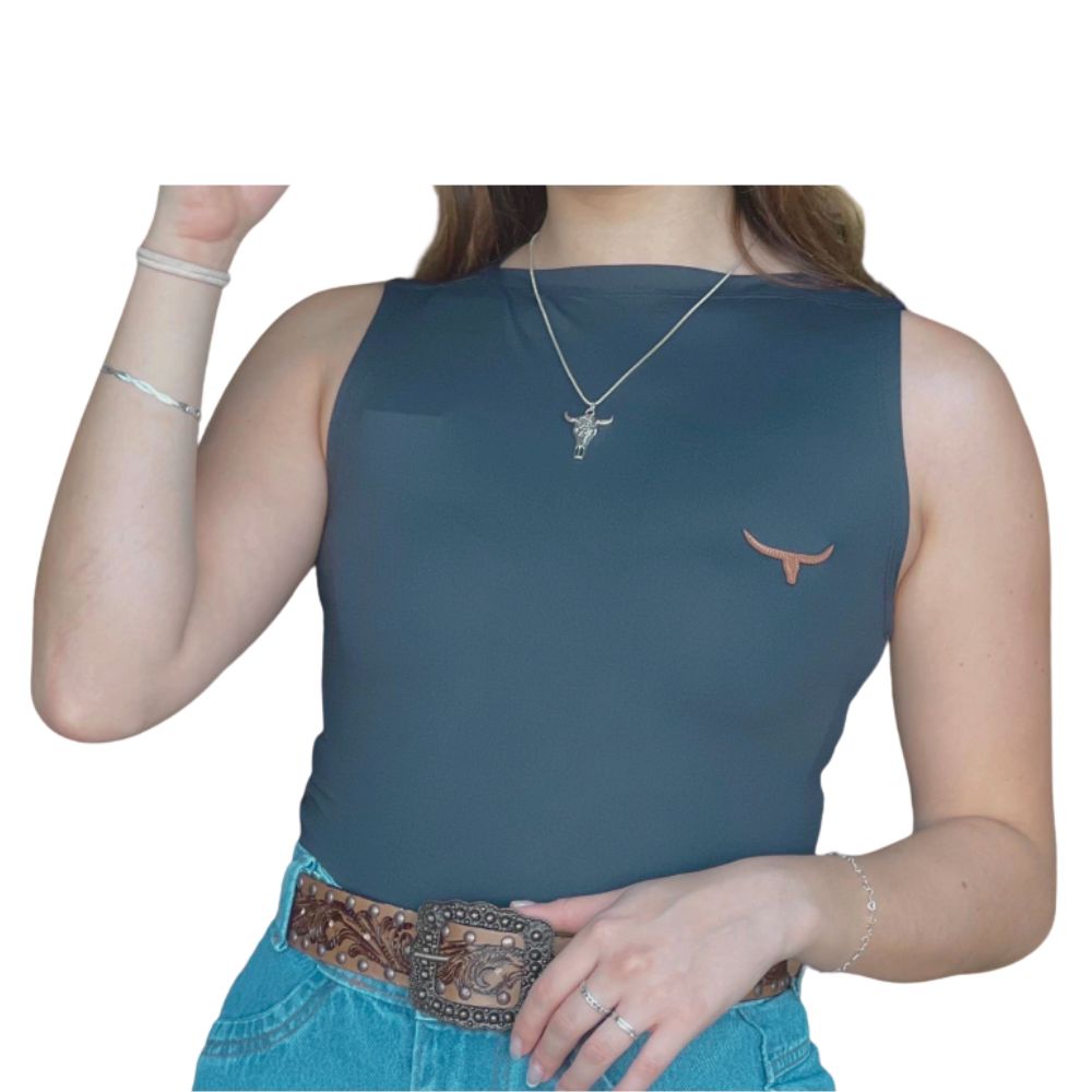 Body Feminino Os Moiadeiros Sem Manga Gola Canoa Chumbo Com Logo Em Couro Ref:BF156