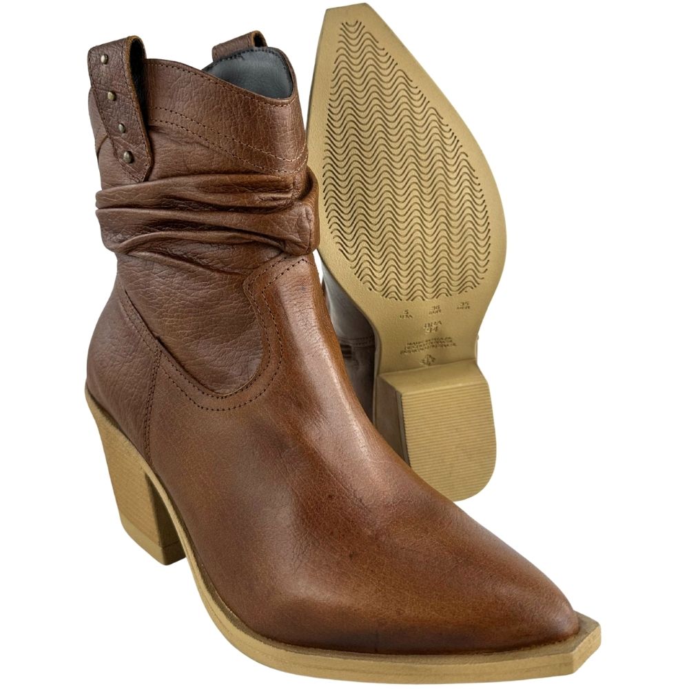 Bota Texana Feminina Kedoll Arara Brasil Bico Fino Macadâmia Cano Baixo Zíper - Ref:3117