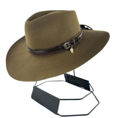 Chapéu Country Stetson Feltro Pino Bandinha De Couro Com Pingente Pena Carneira Em Tecido Ref: 64457