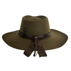Chapéu Country Stetson Feltro Pino Bandinha De Couro Com Pingente Pena Carneira Em Tecido Ref: 64457