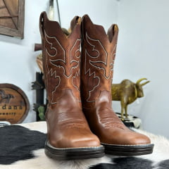 Bota Texana Masculina Goyazes Bico Quadrado Couro Vernon Pinhão Dallas Terra Com Detalhe Em Crú Ref:201560 CJ