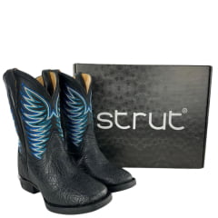 Bota Texana Masculina Strut Couro Carneiro Corrugado Preto Cano Bordado Azul e Branco Ref: St.011 New