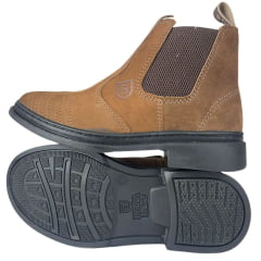 Botina Masculina Beira Lago Nobuck Camel Com Bordado Br Sola Borracha Bico Redondo Ref:059