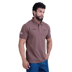 Camisa Polo Masculina Texas Farm Friso New Style Marrom Chocolate Com Logo Bordada Ref CPM014