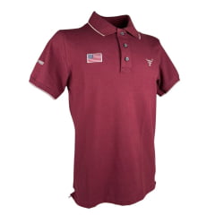 Camisa Polo Masculina Texas Farm Friso New Style Vermelho Vinho Com Logo Bordada Em Bege Bandeira EUA Ref: CPM015