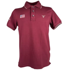 Camisa Polo Masculina Texas Farm Friso New Style Vermelho Vinho Com Logo Bordada Em Bege Bandeira EUA Ref: CPM015