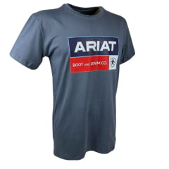 Camiseta Masculina Ariat Cinza Escuro Manga Curta Com Logo Azul/Branco/Vermelho Boot And Denim