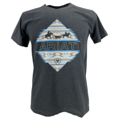 Camiseta Masculina Ariat Manga Curta Chumbo Escuro Com Logo Estampado Branco E Azul Claro E Cowboy Laçando