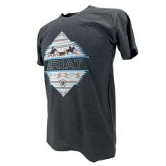 Camiseta Masculina Ariat Manga Curta Chumbo Escuro Com Logo Estampado Branco E Azul Claro E Cowboy Laçando