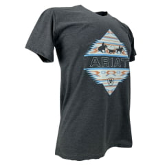 Camiseta Masculina Ariat Manga Curta Chumbo Escuro Com Logo Estampado Branco E Azul Claro E Cowboy Laçando