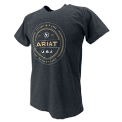 Camiseta Masculina Ariat Manga Curta Chumbo Escuro Com Logo Estampado Creme e Usa Branco