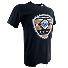 Camiseta Masculina Ariat Manga Curta Preto Com Logo Branco Azul Amarelo E Laranja