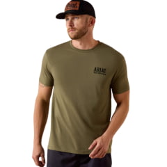 Camiseta Masculina Ariat Manga Curta Verde Militar Estampa Logo Preto Frente E Costas REF:10073962 Camiseta Masculina Ariat Manga Curta Verde Militar Estampa Logo Preto Frente E Costas REF:10073962