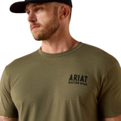 Camiseta Masculina Ariat Manga Curta Verde Militar Estampa Logo Preto Frente E Costas REF:10073962