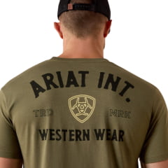 Camiseta Masculina Ariat Manga Curta Verde Militar Estampa Logo Preto Frente E Costas REF:10073962