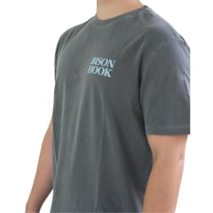 Camiseta Masculina Bison Hook Alligator Manga Curta Grafite Logo Estampado Cinza e Preto Frente Costas