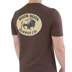 Camiseta Masculina Bison Hook Manga Curta Marrom Logo Estampado Creme Frente E Costas