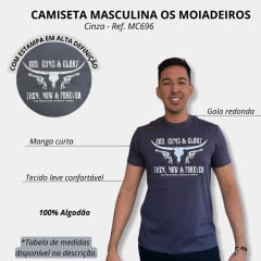 Camiseta Masculina Os Moiadeiros Cinza Manga Curta Com Logo Longhorn Branco e Armas God, Guns And Glory Ref.MC696