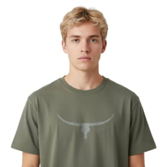 Camiseta Masculina Os Moiadeiros Verde Musgo Com Logo Longhorn Cinza Ref:MC887