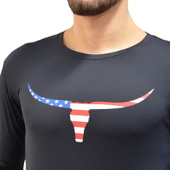 Camiseta Masculina Os Moiaderios Preta Manga Longa Com Proteção UV E Logo Longhorn Bandeira EUA Ref:UV97