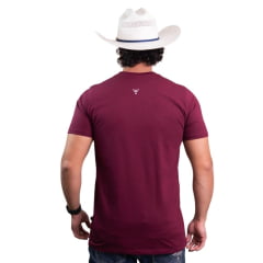 Camiseta Masculina Texas Farm Manga Curta Vermelho Vinho Logo Branco E Detalhes Coloridos Ref:CM583