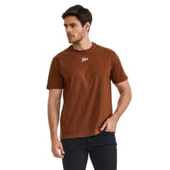 Camiseta Masculina TXC Manga Curta Regular Meia Malha Marrom Estampada Logo Frente E Costas Em Creme Ref:192511