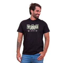 Camiseta Masculina TXC Preta Regular Custom Manga Curta Com Logo Grande Bege Fundo Verde Ref.192186