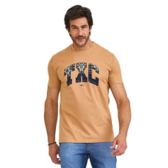 Camiseta Masculina TXC Regular Meia Malha Penteada Manga Curta Caramelo Logo Estampado Preto Fundo Colorido REF: 192366