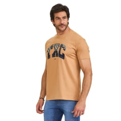 Camiseta Masculina TXC Regular Meia Malha Penteada Manga Curta Caramelo Logo Estampado Preto Fundo Colorido REF: 192366