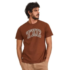 Camiseta Masculina TXC Regular Meia Malha Penteada Manga Curta Marrom Com Logo Estampado Em Relevo Cru REF: 192385