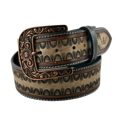 Cinto Masculino Pyramid Country Couro Marrom/Creme Entalhado Frizo Lateral Fivela Ouro Envelhecido Ref:PY-9804 Cinto Masculino Pyramid Country Couro Marrom/Creme Entalhado Frizo Lateral Fivela Ouro Envelhecido Ref:PY-9804