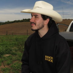 Moletom Masculino Bison Hook Capuz Modelo Canguru Preto Logo Amarelo e Preto Estampado Frente e Costas