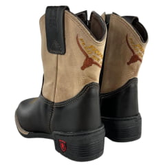 Bota Texana Infantil Aragoni Bico Quadrado Couro Fóssil Café Com Marfim Bordado Logo E Florão Sola PVC Poney - Ref. A020