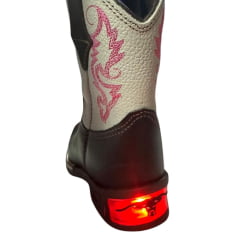 Bota Texana Infantil Aragoni Feminina Couro Fóssil Café/Marfim Com Zíper E Bordado Boiadeira Em Rosa Com LED Ref:A006L