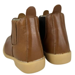 Botina Infantil Ki-Fofo Couro Caramelo Com Bordado Florão Bege E Solado Claro Com Bico Quadrado Ref:4122