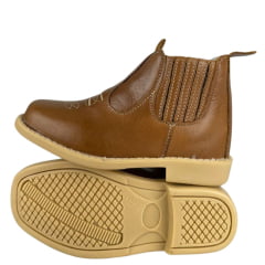 Botina Infantil Ki-Fofo Couro Caramelo Com Bordado Florão Bege E Solado Claro Com Bico Quadrado Ref:4122