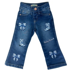 Calça Bebê Baby Ranch Jeans Azul Médio Barra Flare Com Aplique Laço E Bota Em Azul E Branco Ref:3009