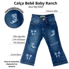 Calça Bebê Baby Ranch Jeans Azul Médio Barra Flare Com Aplique Laço E Bota Em Azul E Branco Ref:3009