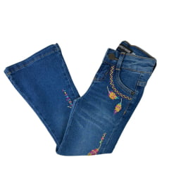 Calça Infantil Texas Farm Vitality Jeans Azul Médio Flare Com Bordados De Pena E Flecha Em Amarelo/Pink Ref:PDFMINI003