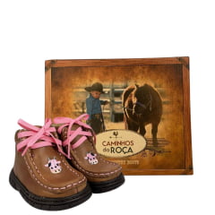 Coturno Destroyer Baby Infantil Caminhos Da Roça Couro Caramelo Rosa Com Bordado Vaquinha Ref:KB 48-KI 119