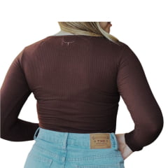 Body Feminino Os Moiadeiros Marrom Manga Longa Decote Gola V Marrom Com Bordado No Punho Ref:BF126